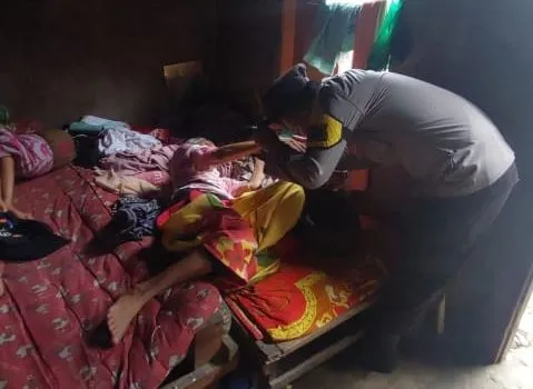 Polisi Dan Kisah Nenek Lansia  Warga Hutabargot Sakit-sakitan