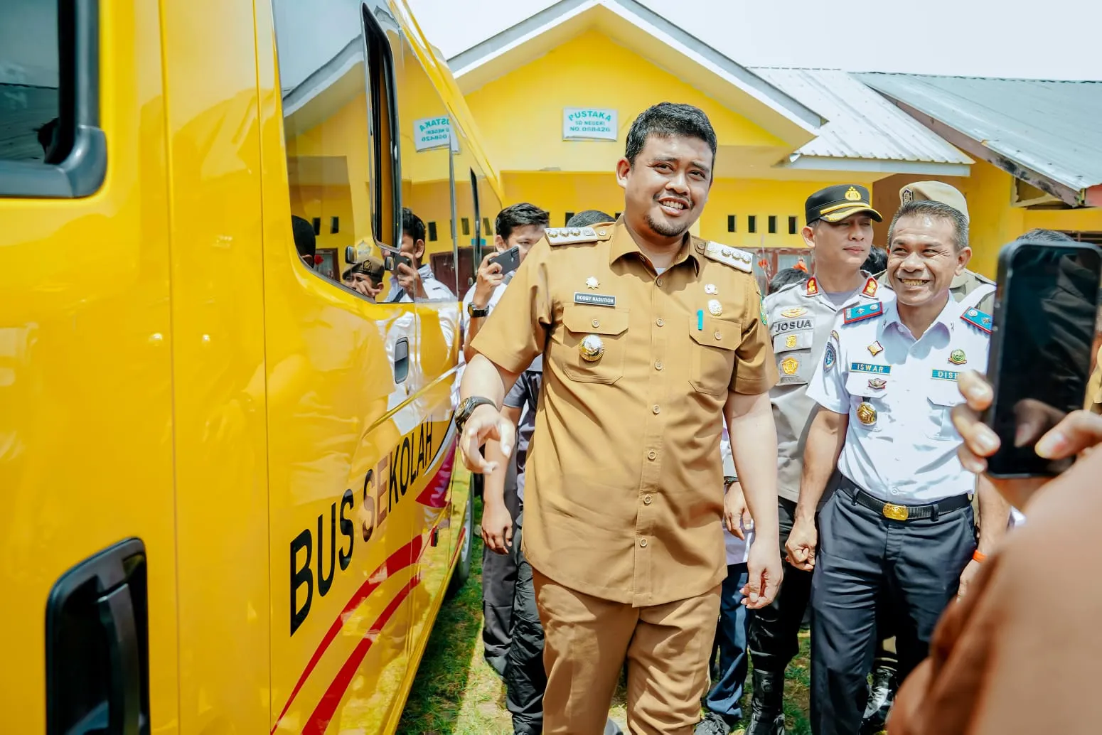 Antisipasi Minimnya Transportasi & Akses Belajar, Bobby Serahkan 3 Unit Bus Sekolah