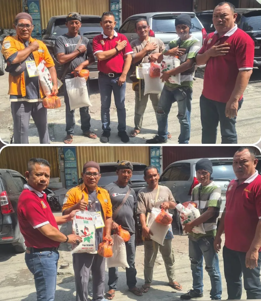 Jumat Barokah, Ketua Pewarta Berbagi Sembako ke Juru Parkir