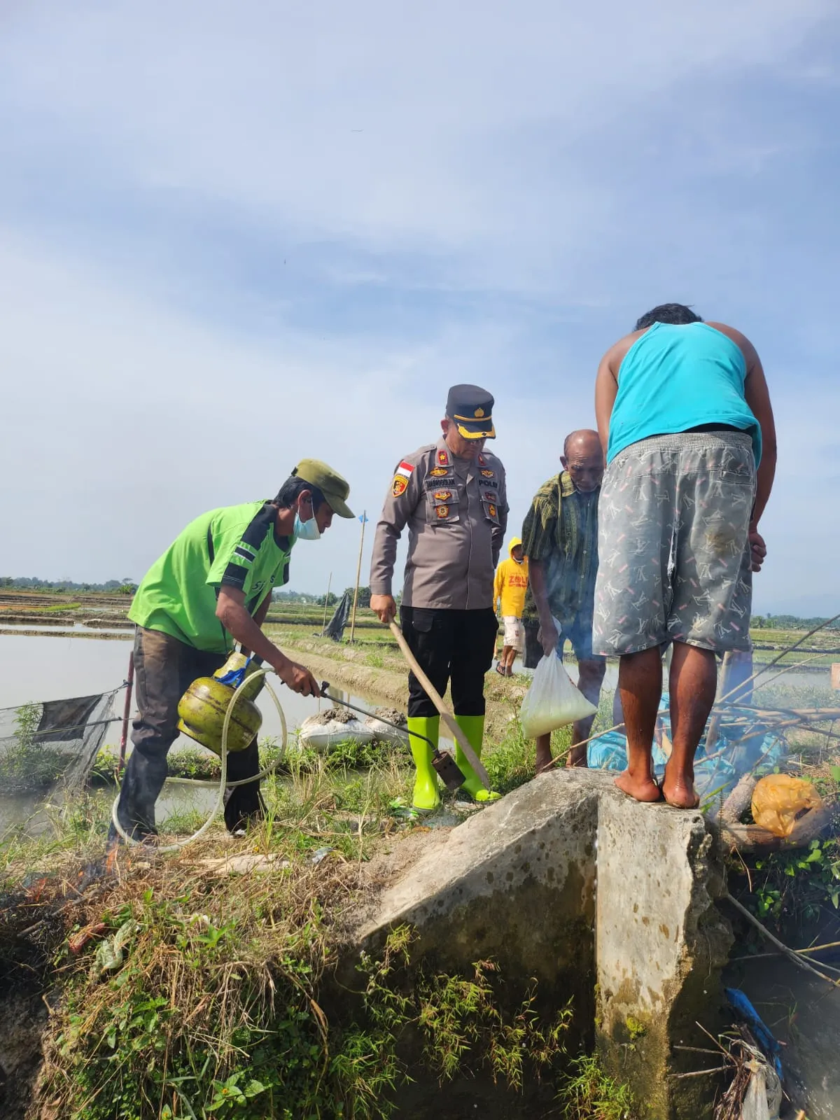 Kapolsek Dan Warga Tanahjawa Berburu Tikus Sawah