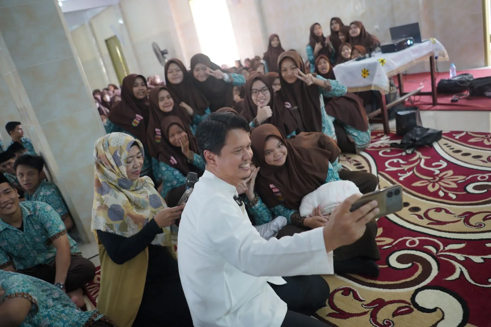 Mendiamkan Gadget Di Tangan Anak, 'Jurus Ampuh' Yang Bisa Jadi Musibah