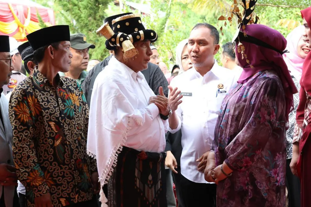 Bupati Tapsel Dampingi Gubsu Edy Ziarah Ke Makam Namora Pande Bosi