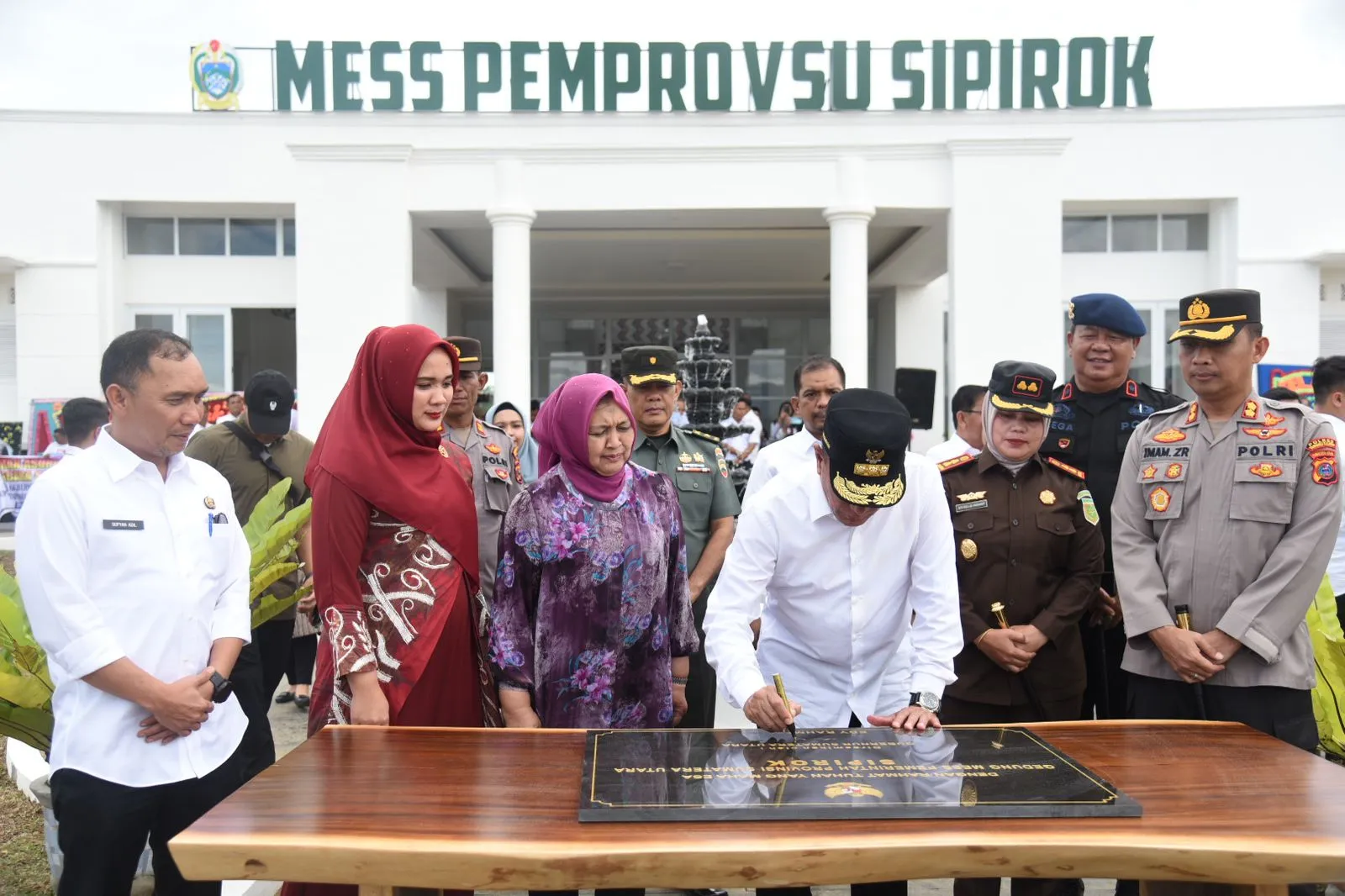 Gubsu Edy Resmikan Mess Pemprovsu di Tapsel