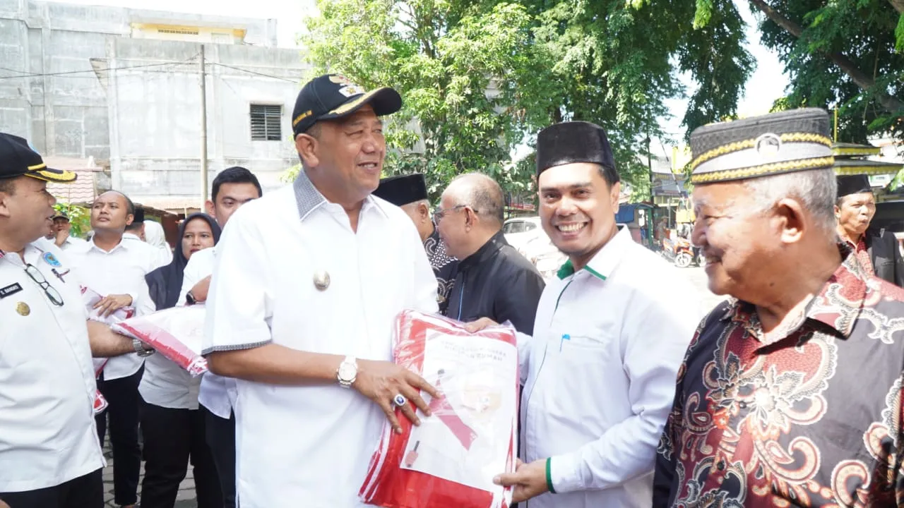 Jelang HUT RI, Plt Bupati Langkat  Bagikan 10 Juta Bendera Merah Putih