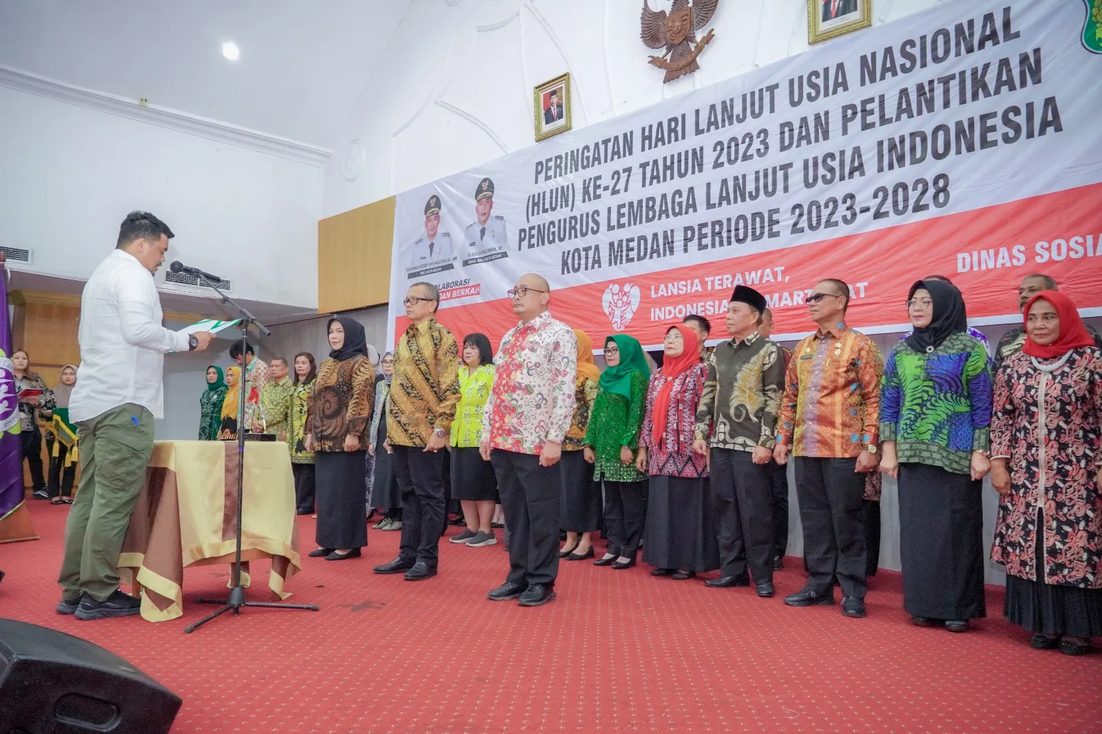 Para Lansia Ceria Terima Bantuan Dari Wali Kota Medan