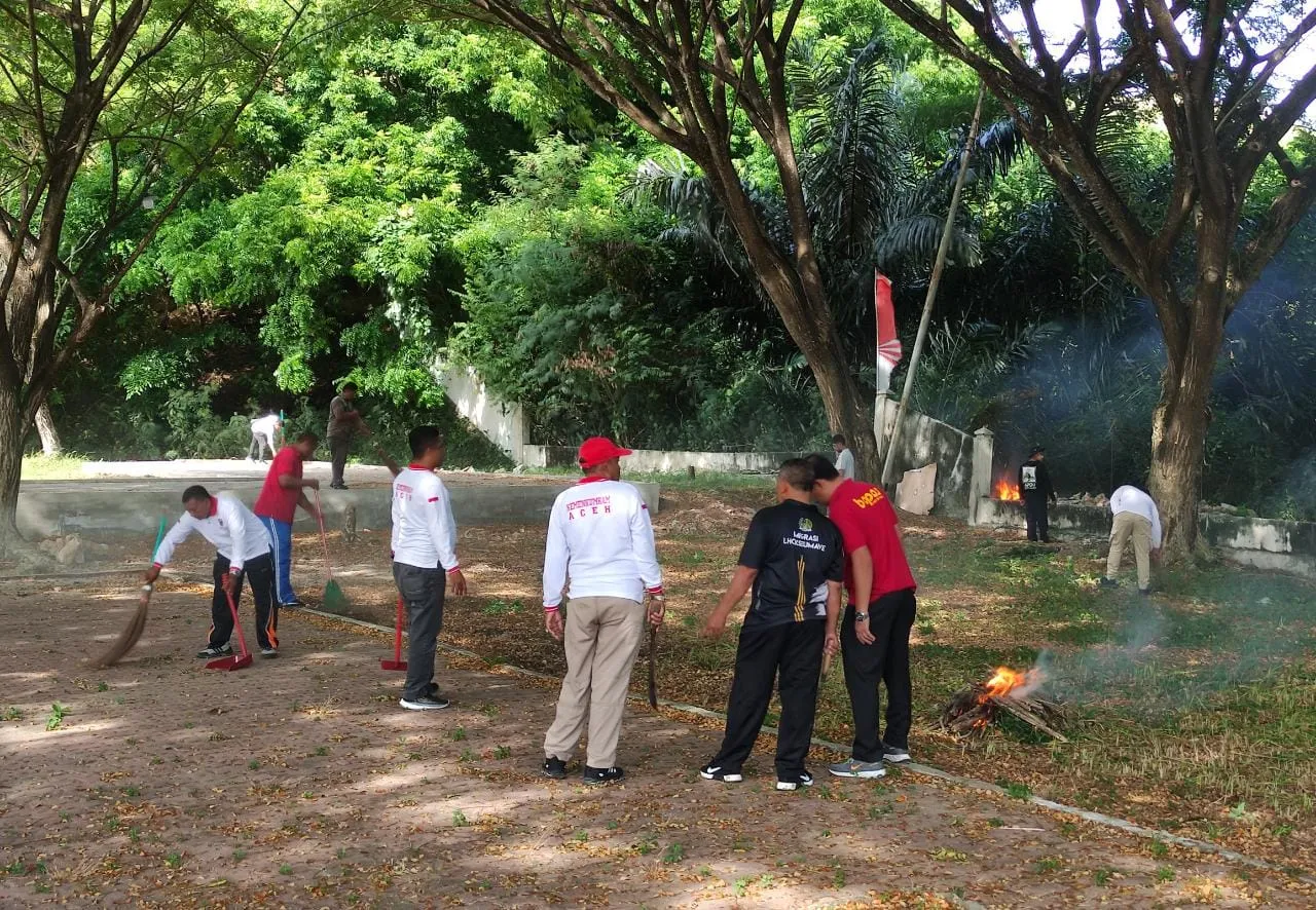 Lapas Lhokseumawe Bersihkan Taman Makam Pahlawan