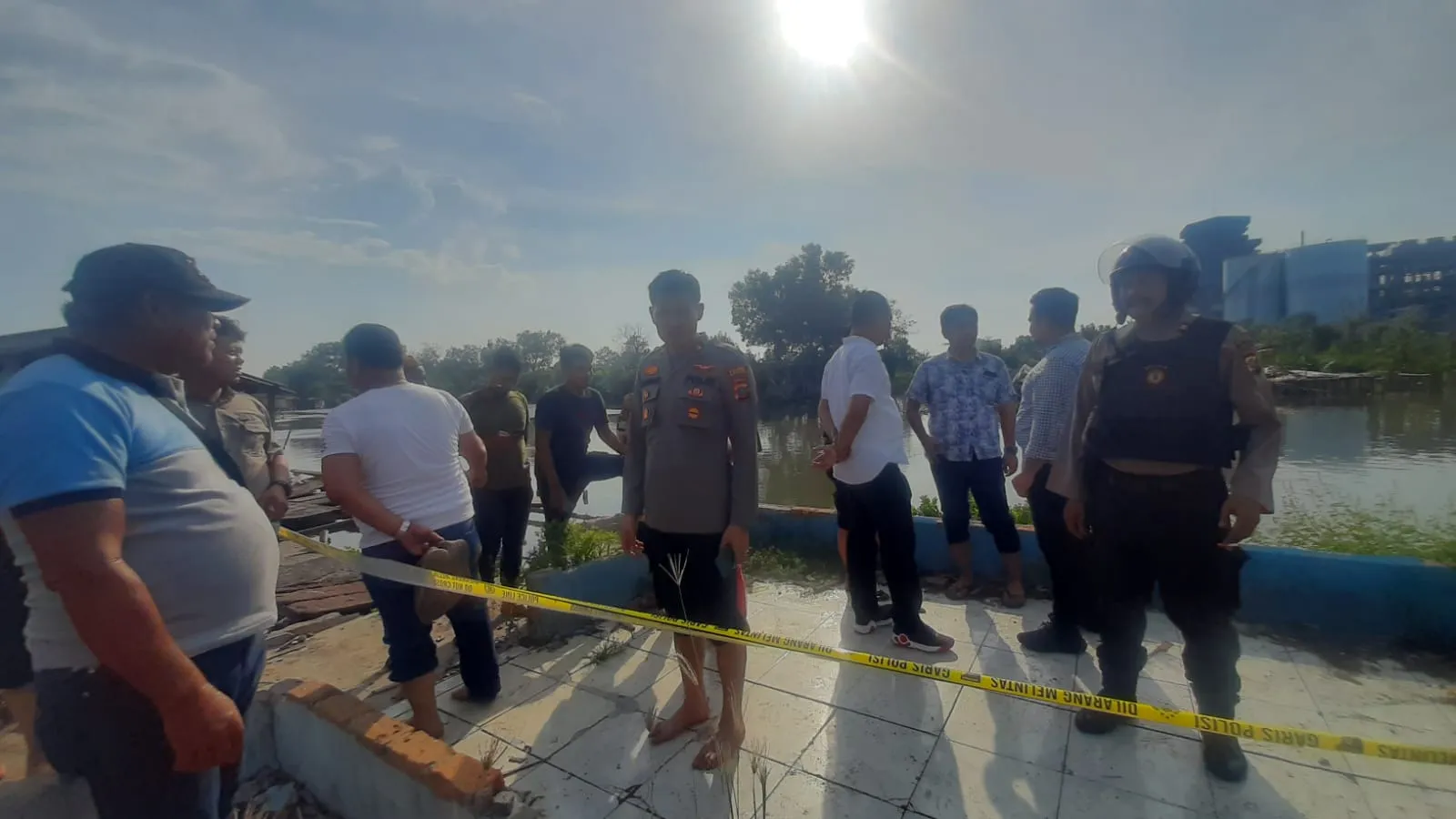 Diwarnai Letusan Senjata Api, Puluhan Pria Berambut Cepak Rusak Rumah Warga Di Belawan