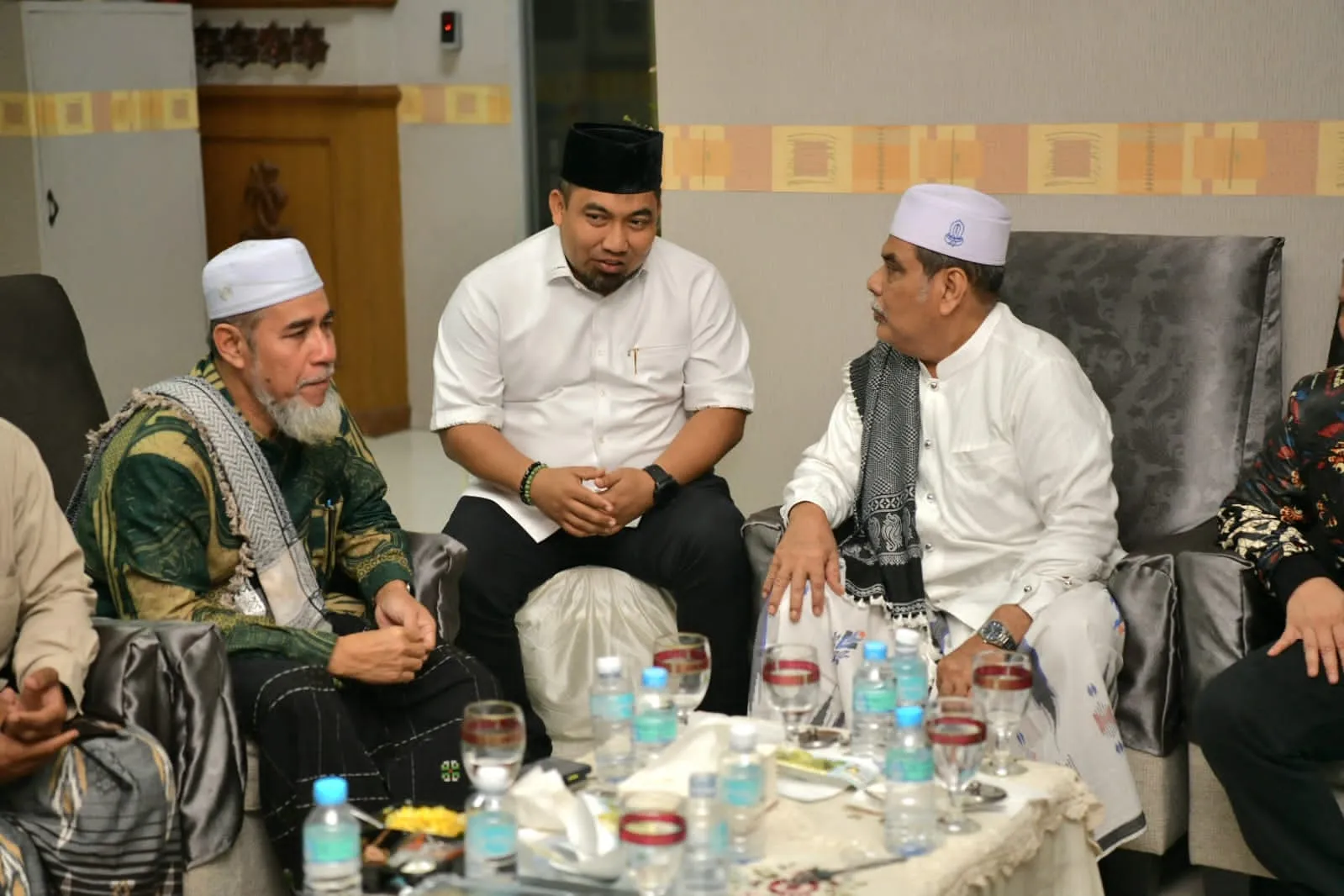 Pj Bupati Aceh Besar Antar Ulama Berangkat Umrah