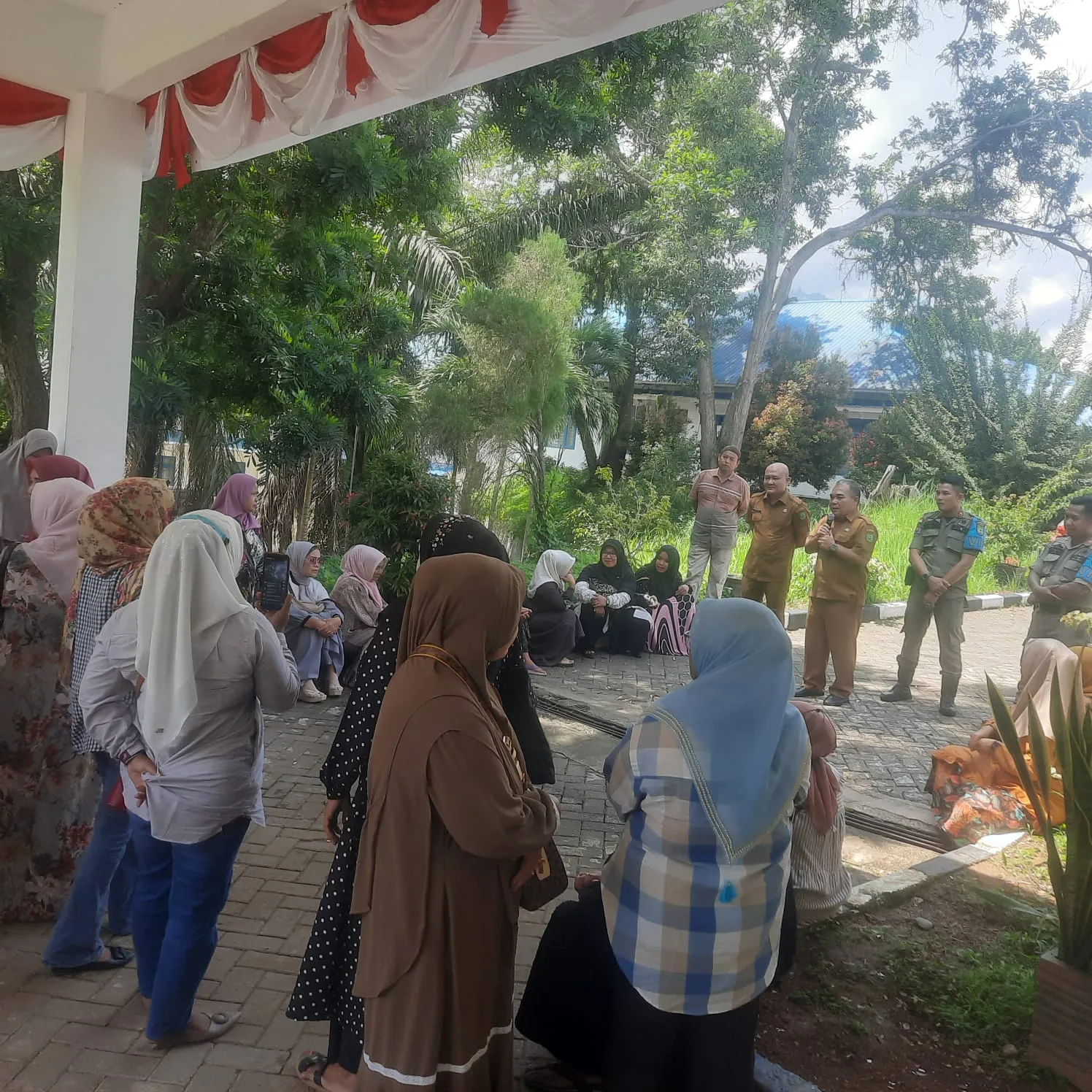 Pedagang Pasar Baru "Serbu" Kantor Bupati Madina