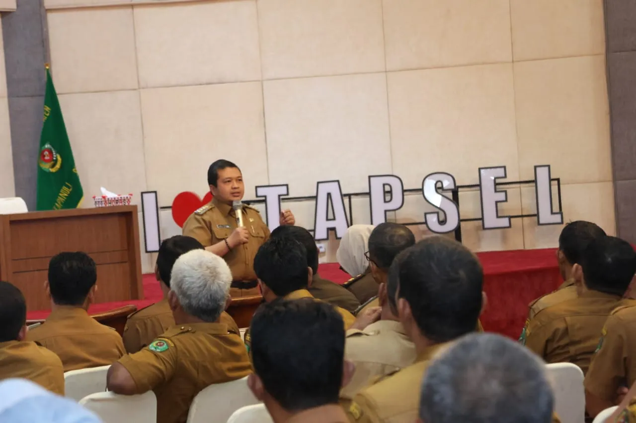 Bupati Dolly Imbau Kades Laksanakan Tugas Sesuai Aturan