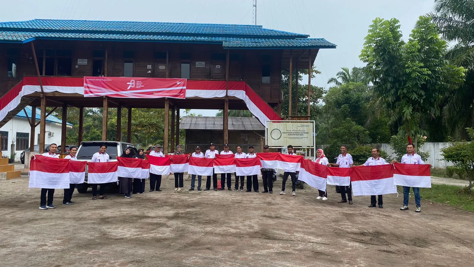 Kesbang Pol - FKDM Batubara Bagi-bagi Bendera Merah Putih