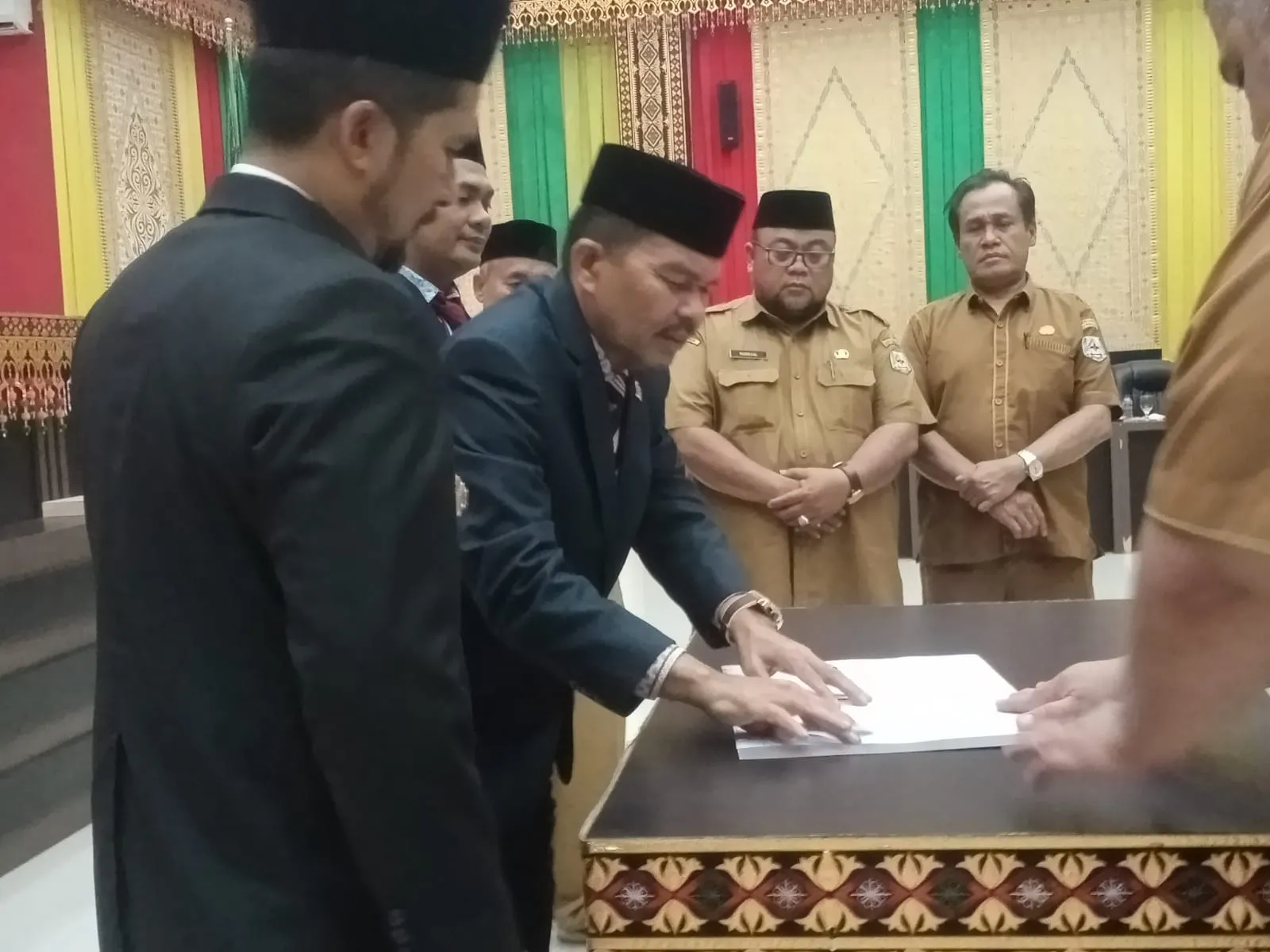 MOU PJ Bupati dan Ketua DPRK Aspal Beredar Luas