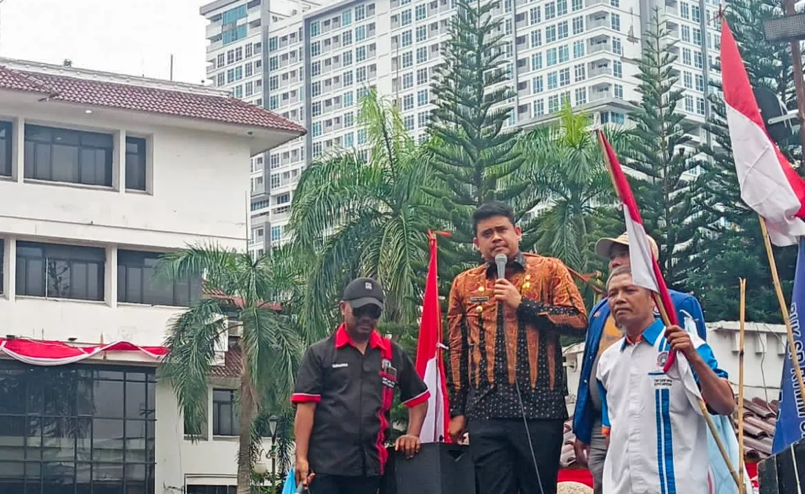 Aksi Damai Depan Balai Kota, Bobby Naik Mobil Komando Terima Aspirasi Ratusan Pekerja