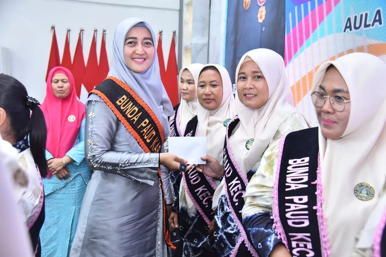Ny.Maya Serahkan Selempang PIN Bunda PAUD Terbaik 2023