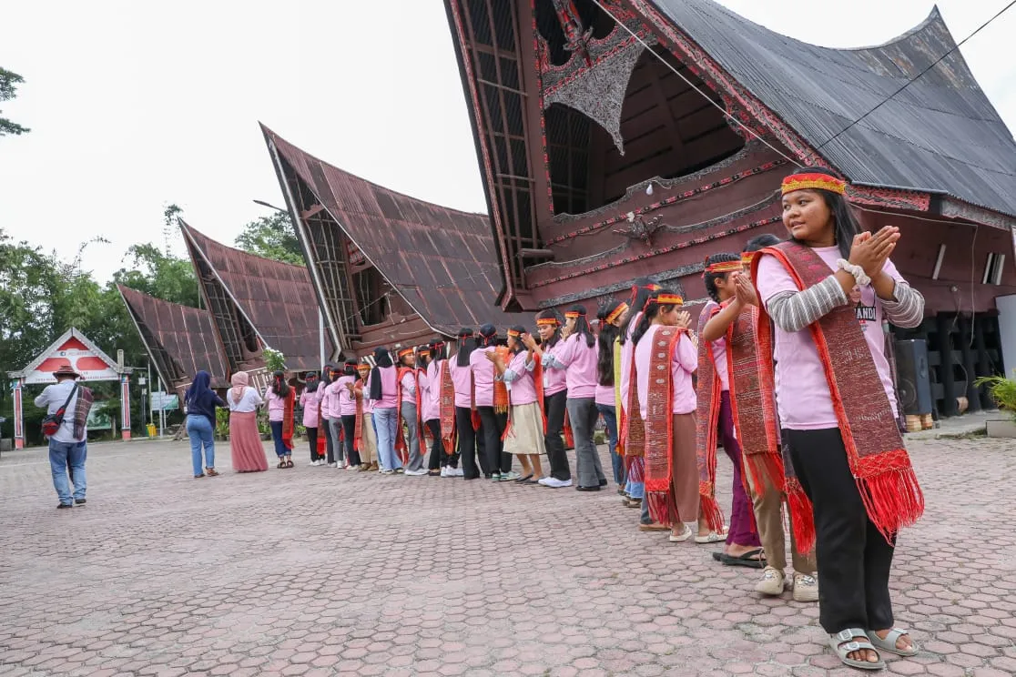 Terinspirasi Sosok Ganjar, Sukarelawan Srikandi Sumut Gelar Jelajah Sejarah Sigale-Gale