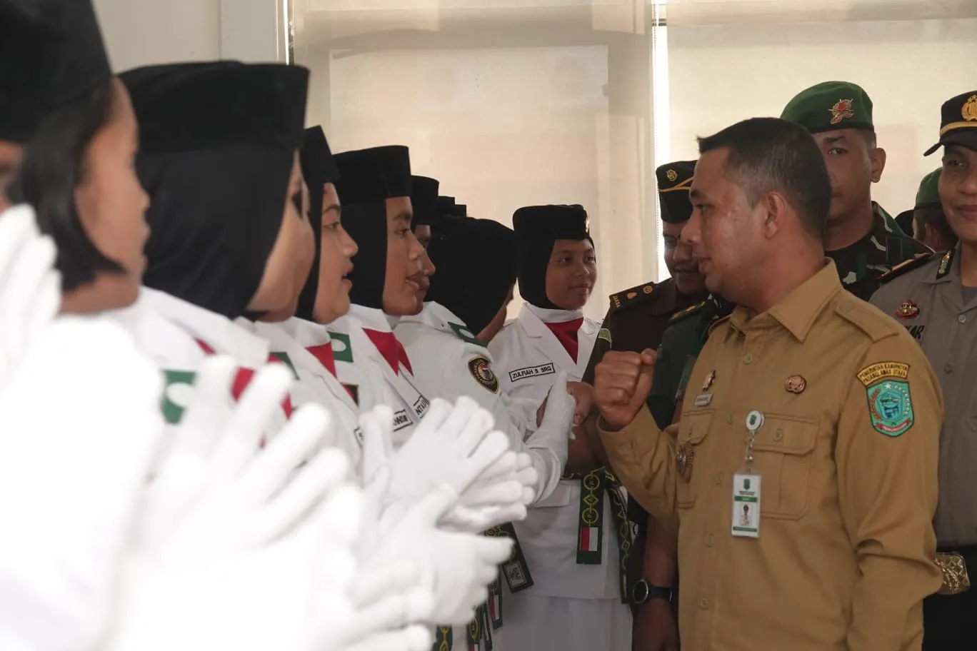 Paskibraka Paluta Dikukuhkan Bupati Paluta.