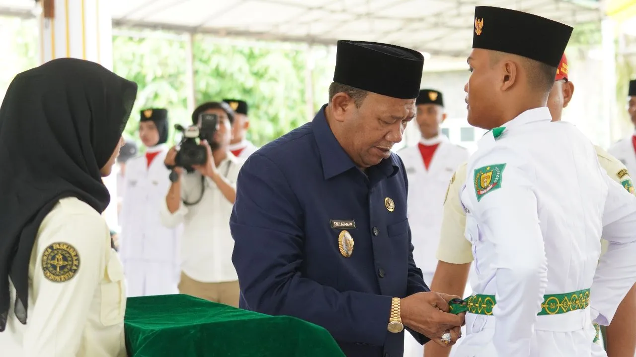 Syah Afandin Kukuhkan Paskibraka Langkat