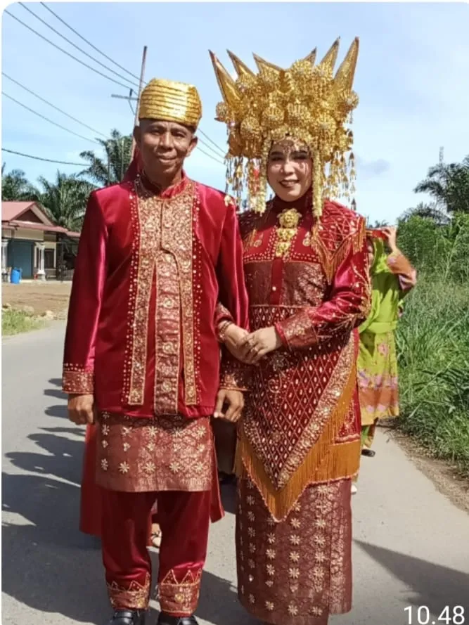 Camat Rantobaek Dan Istri Pakai Adat Minangkabau HUT Ke-78 RI