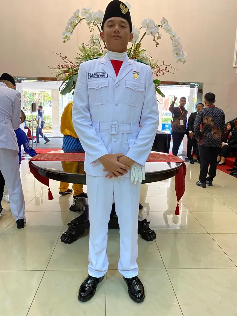 Siswa SMAN 2 Plus Panyabungan Kibarkan Merah Putih Di Istana Negara