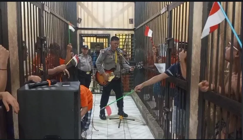 Meriahkan HUT RI, Polisi Nyanyi Bareng Tahanan