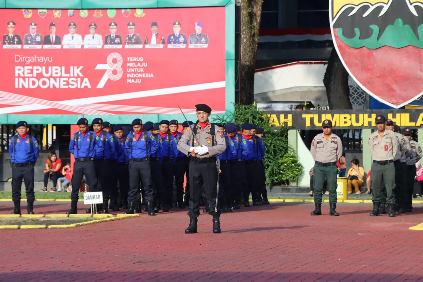Kapolsek Medan Baru Komandan Upacara Penurunan Bendera  HUT Ke 78 Kemerdekaan RI