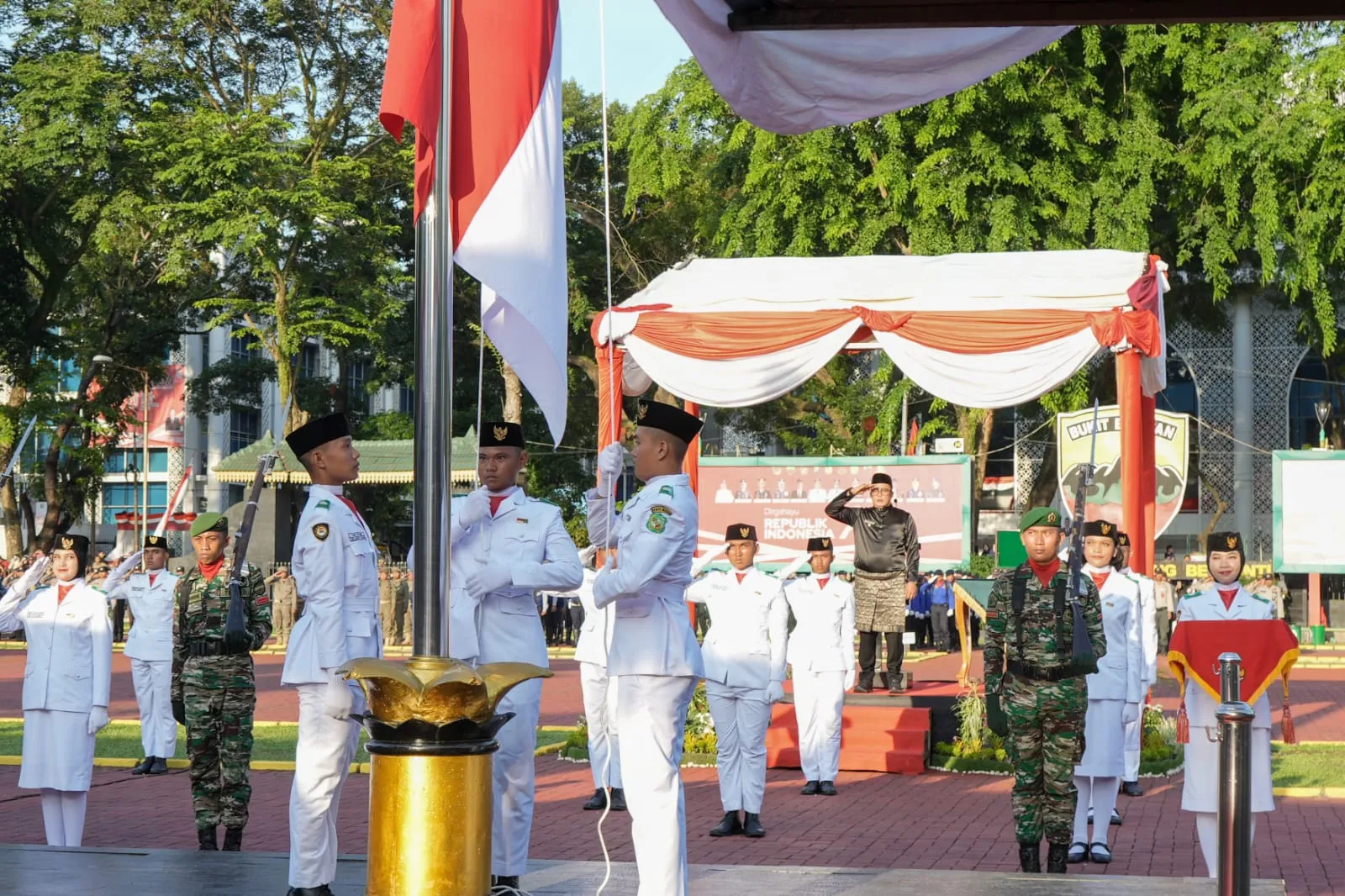 Upacara Penurunan Bendera di Medan Berlangsung Khidmat