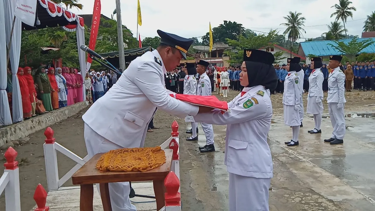Forkopimcam Kotanopan Letakkan Karangan Bunga Di Tugu Pahlawan
