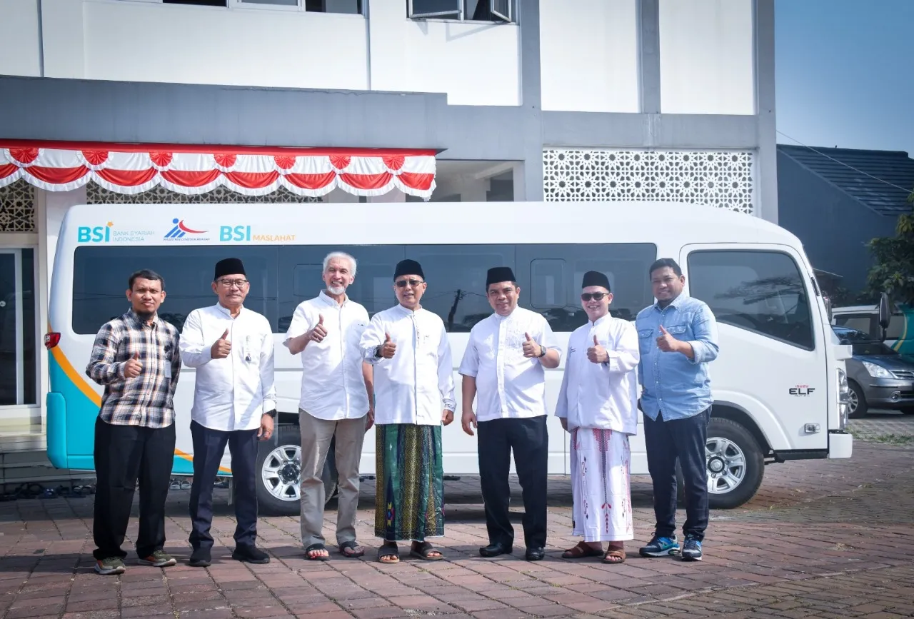 BSI Maslahat dan BSI Serahkan Bantuan Mobil ke Pesantren Cendekia Amanah
