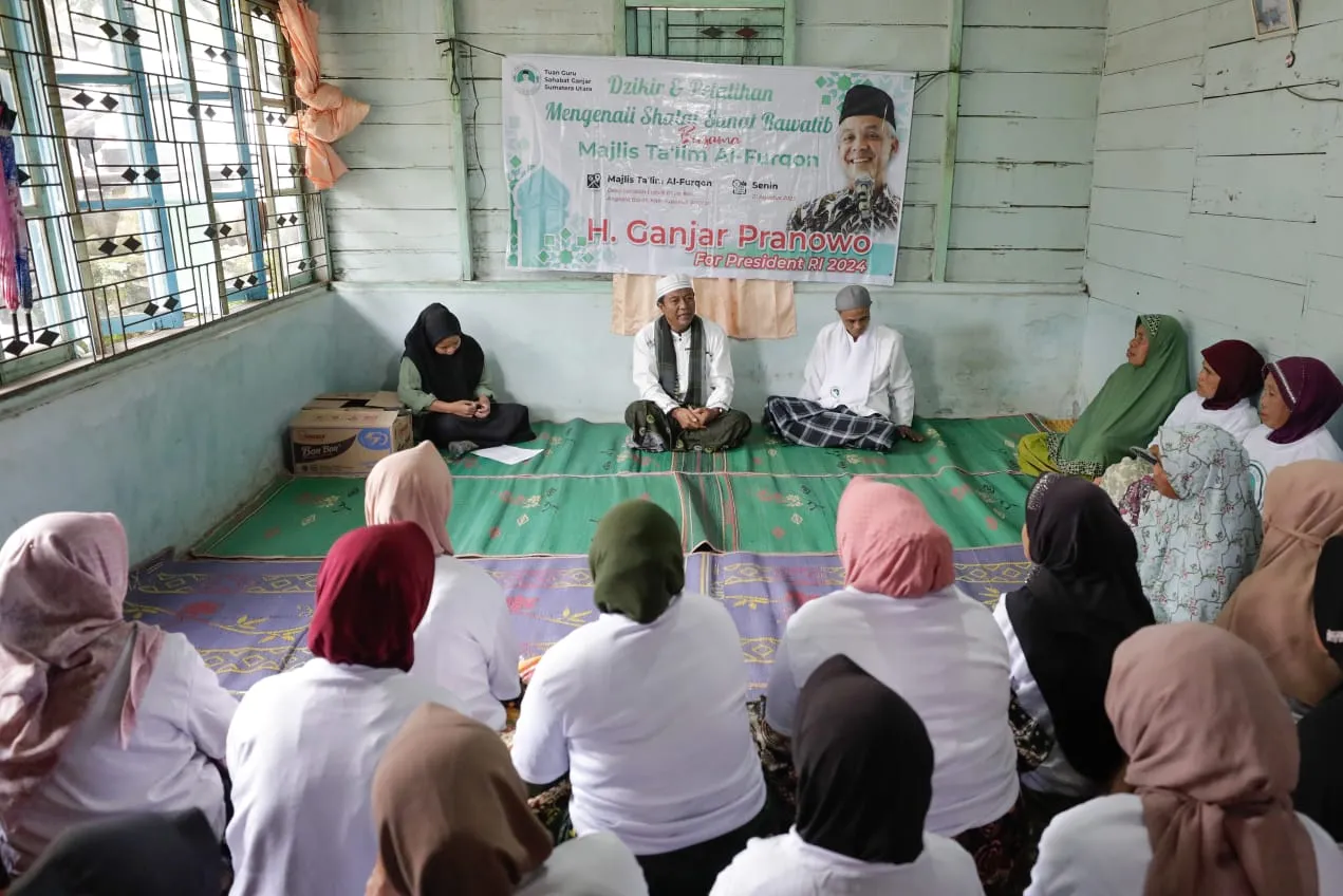 Tuan Guru Ganjar Ajarkan Salat Rawatib Kepada Ibu-ibu Majelis Taklim di Tapsel