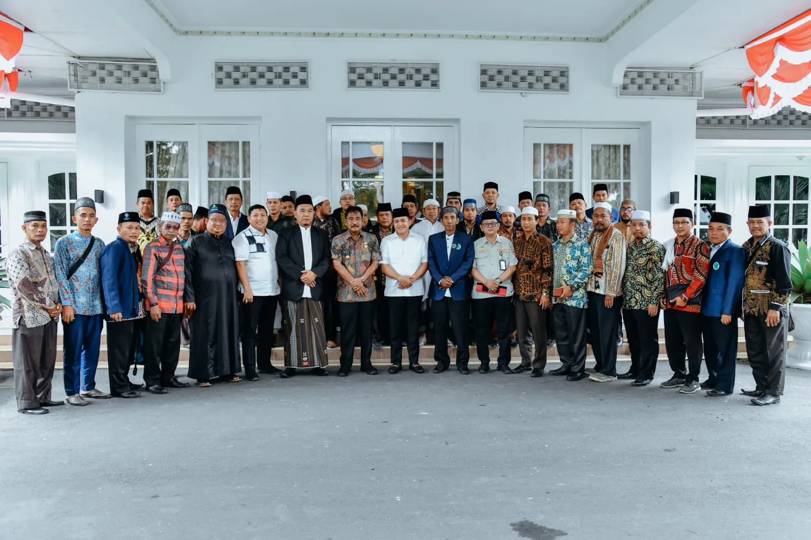 Bupati Batu Bara Bawa Ustadz&Ustadzah Study Banding Ke PTKU Binjai