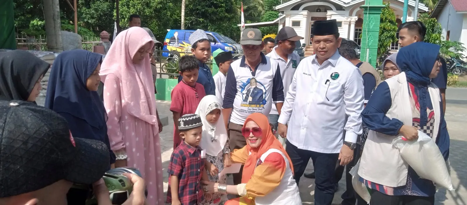 Kartini KSJ Tak Kenal Lelah Dampingi Suami Bersedekah