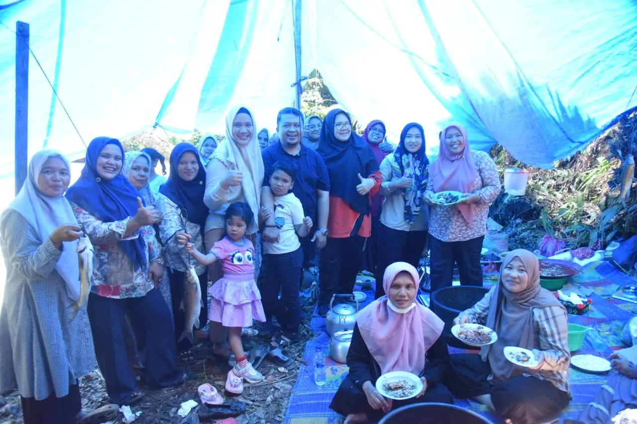 Hadiri Pembukaan Lubuk Larangan, Bupati Tapsel Ikut Tangkap Ikan