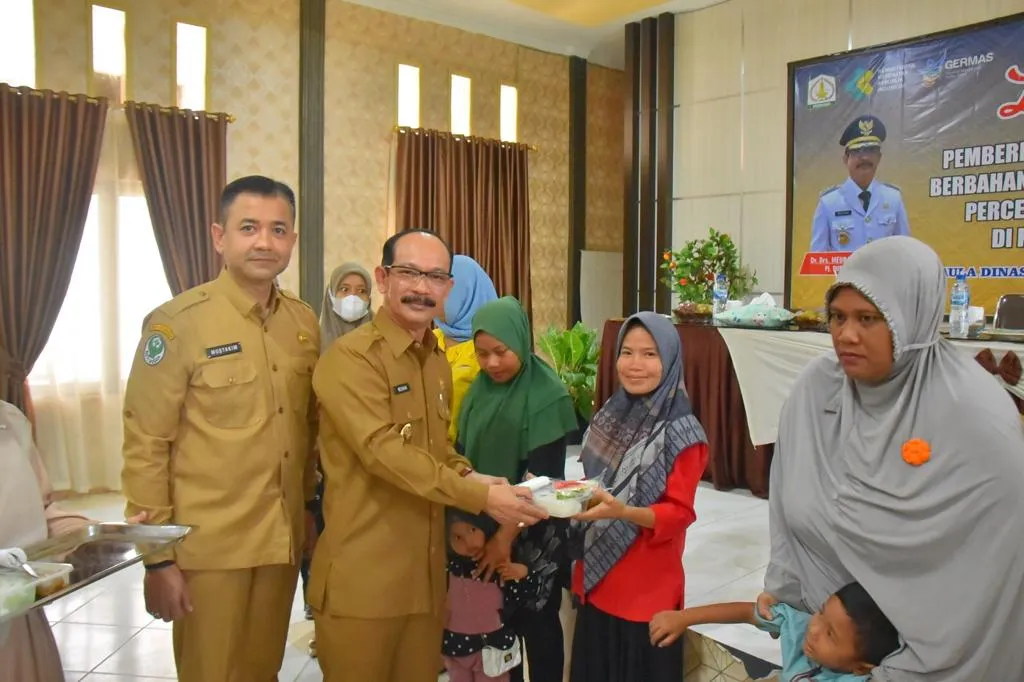 Meurah Budiman Beri Makanan Tambahan Kepada Ibu Hamil