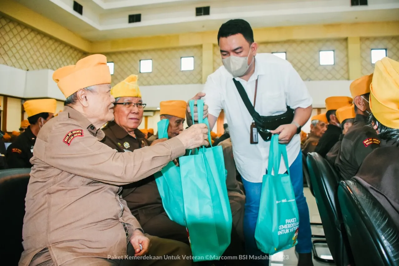 BSI Maslahat dan BSI Berbagi Kado Kemerdekaan Bersama LVRI