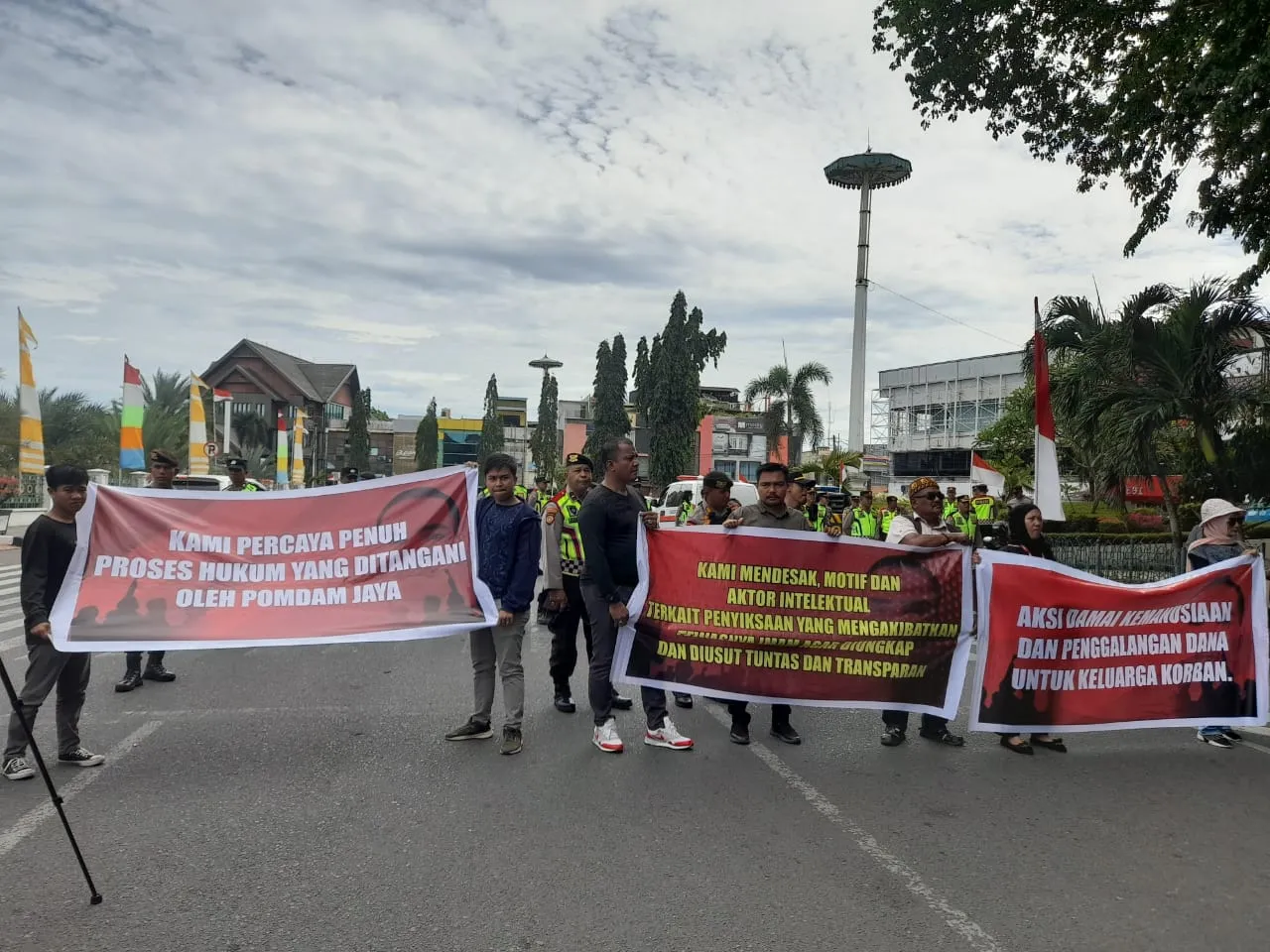 Massa Gelar Aksi Tuntut Keadilan di Depan Masjid Raya Baiturrahman Banda Aceh