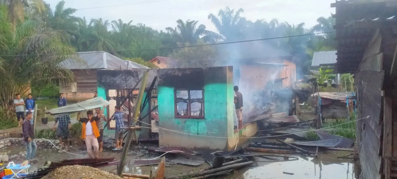 Satu Unit Rumah Semi Permanen Di Sosa Ludes Terbakar