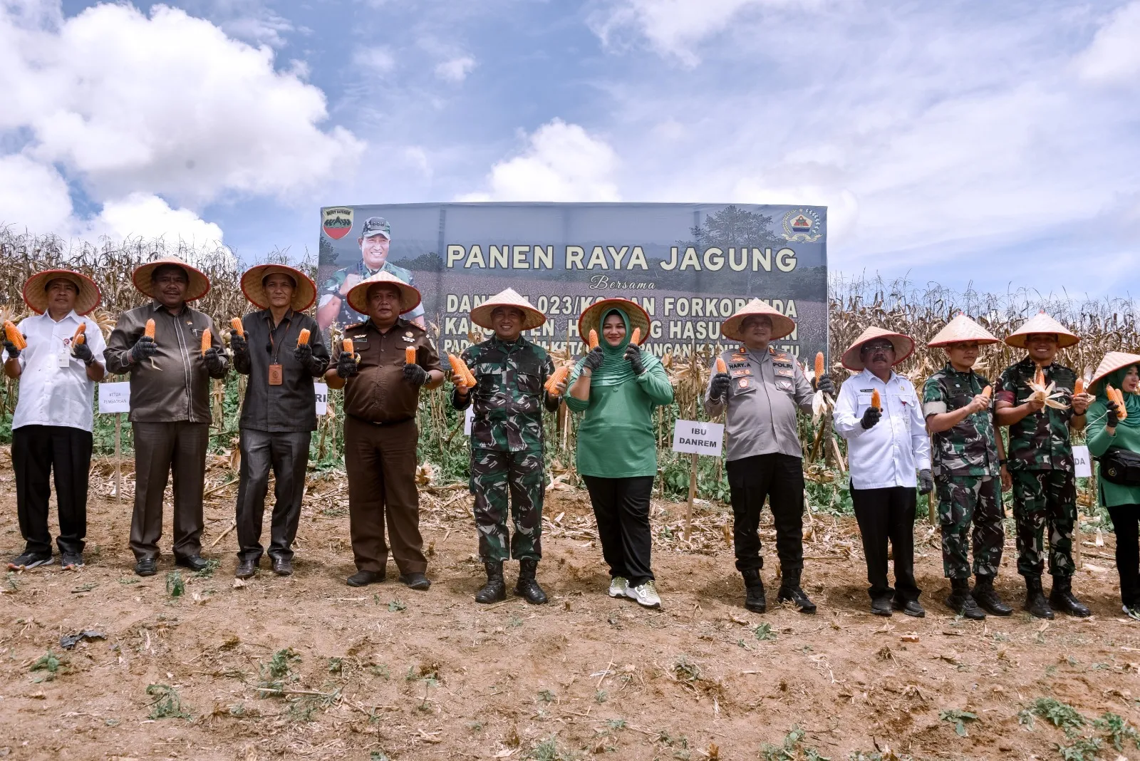 Danrem 023/KS Panen Jagung Di Humbahas