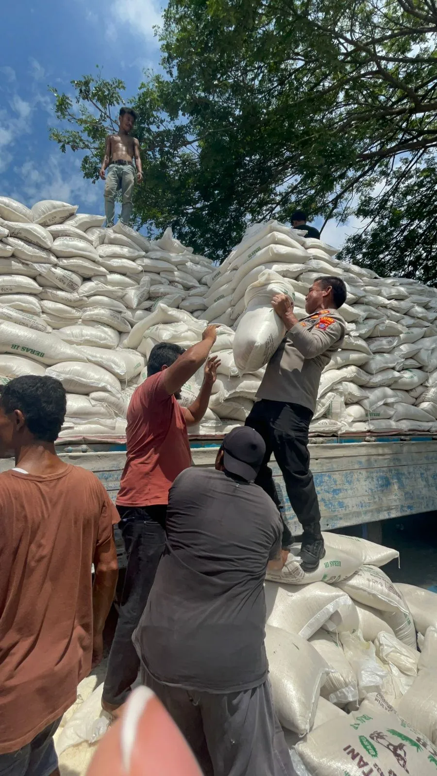 Kapolres Batu Bara Bantu Truck Muatan Beras Tumpah