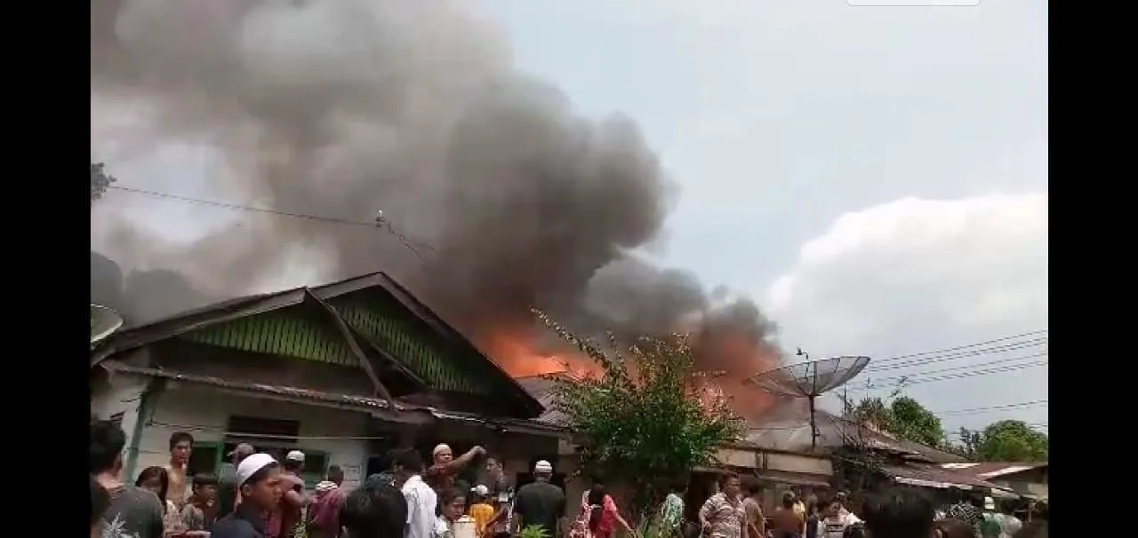 Kebakaran Di Lokasi Padat Penduduk Simangambat, 6 Rumah Hangus