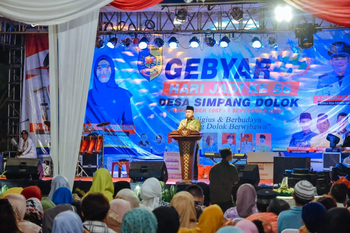 Bupati Zahir Potong Nasi Tumpeng Puncak HUT Ke-56 Simpang Dolok