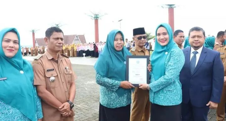 Raih Juara Umum Tingkat Provsu, Bupati Tapsel Serahkan Penghargaan Kepada Kades dan PKK Desa