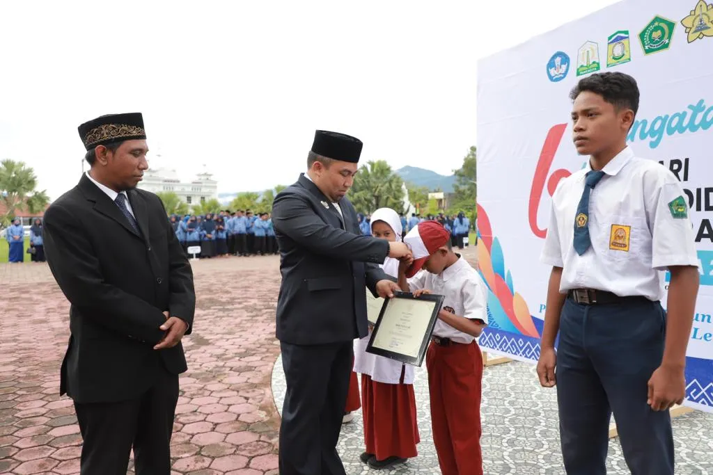 Pj.Bupati Aceh Besar Berikan Penghargaan Kepada Insan Pendidikan Yang Berprestasi
