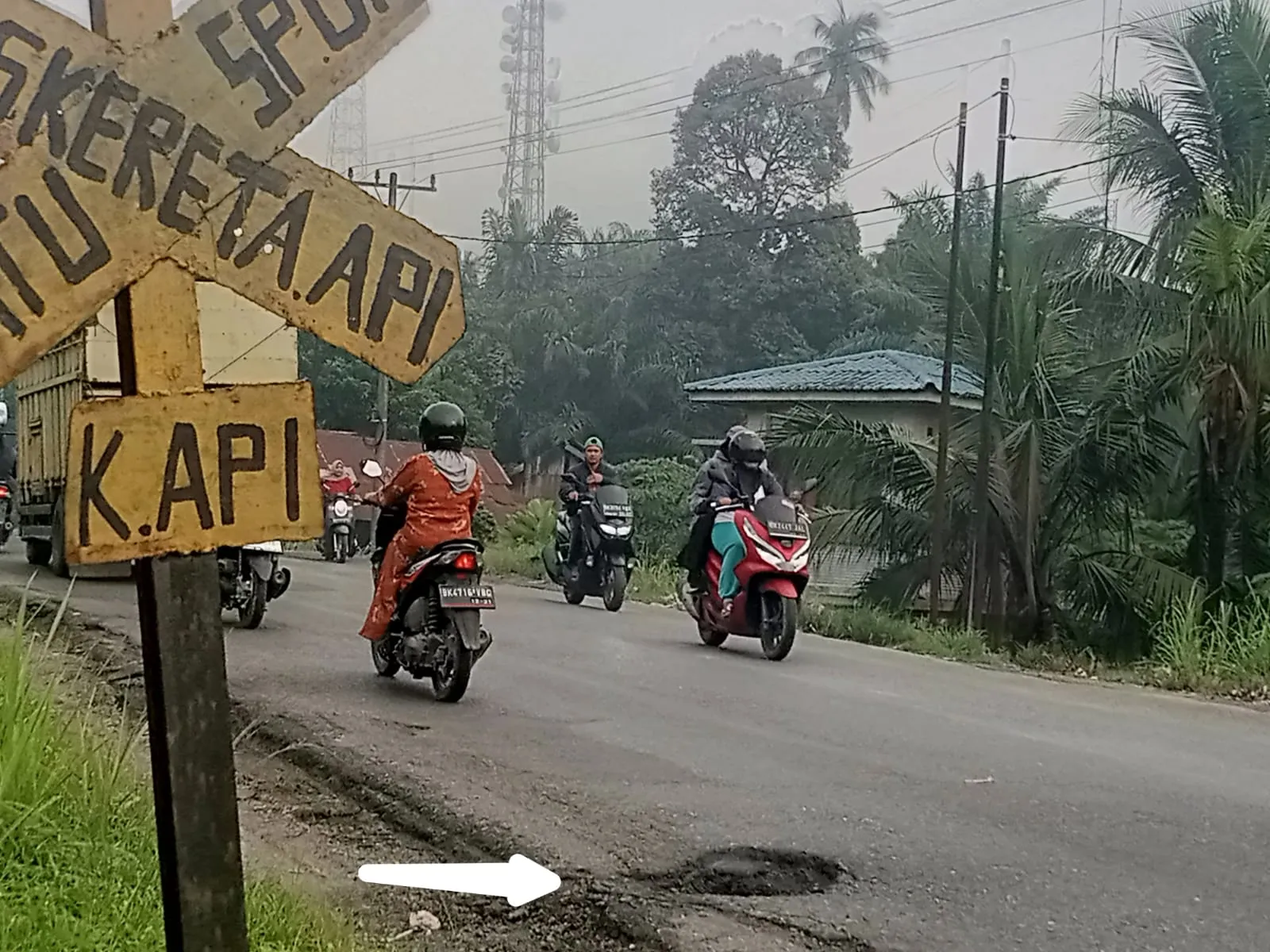 Lubang Di Jalinsum Kawasan Palang KA Pulu Raja Ancam Keselamatan Pengendara