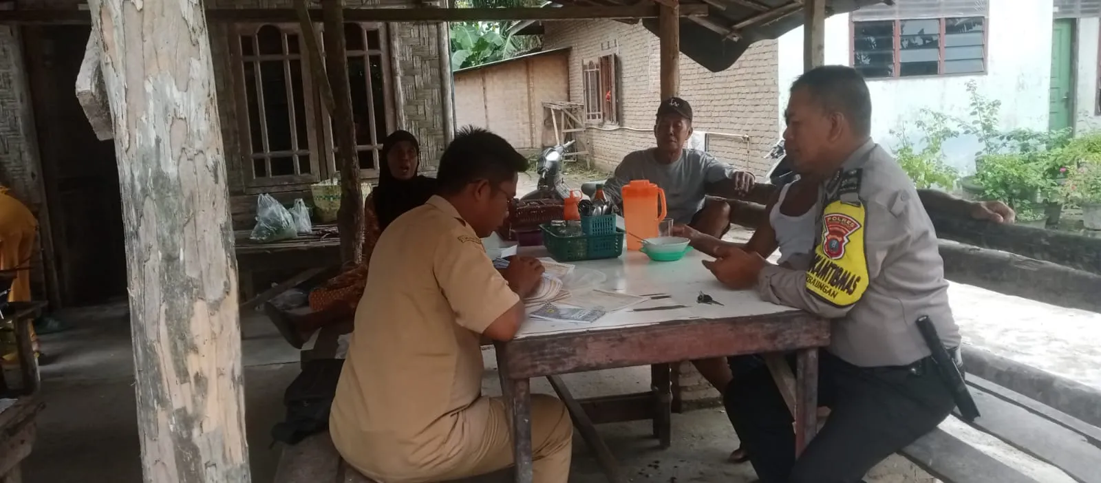 Kapolsek Teluk Mengkudu Sambangi Masyarakat di Berbagai Warung.