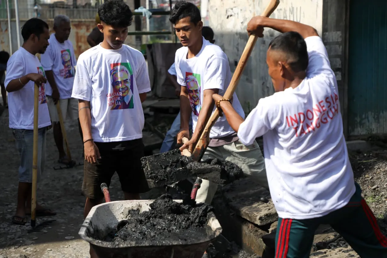 Perkuat Budaya Gotong Royong, Tuan Guru Sahabat Ganjar Bersihkan Desa