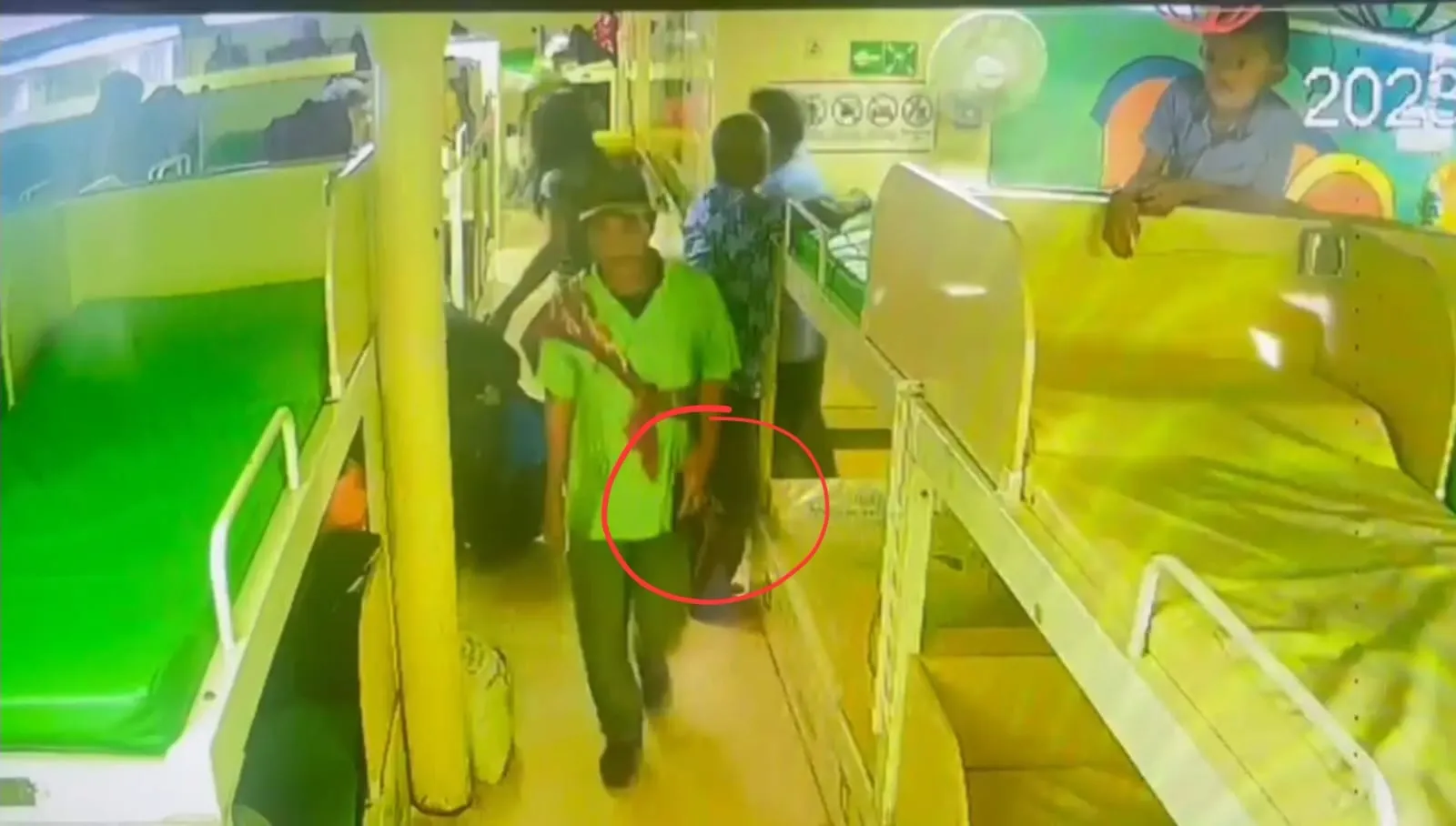 Terekam CCTV,  Portir Curi Hp Milik Penumpang KM Kelud