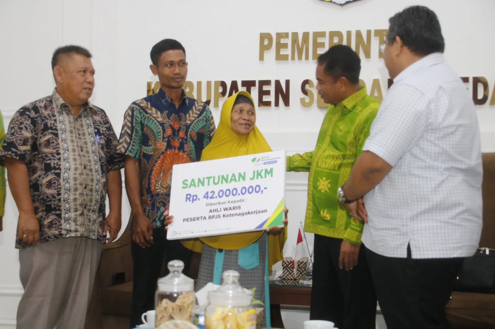 Bupati Sergai Serahkan BPJS Ketenagakerjaan ke Ahli Waris