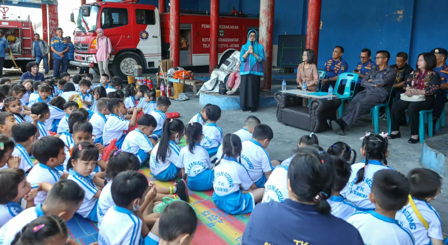 Dinas Damkarmat P. Siantar Sosialisasi Pengenalan Alat Damkar Ke Murid TK
