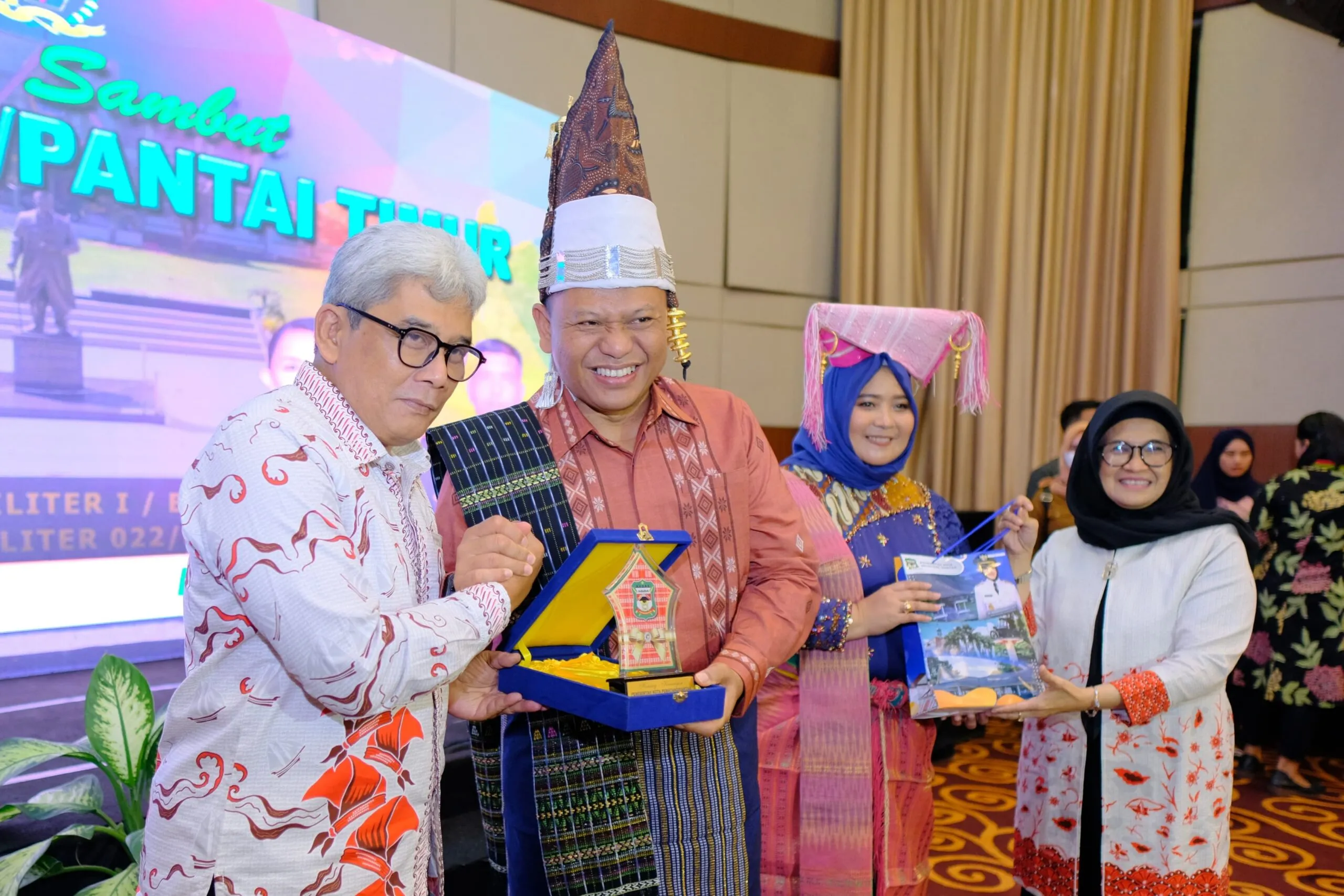 Wali Kota Dan Ketua Dekranasda Hadiri Pisah Sambut Danrem 022/Pantai Timur
