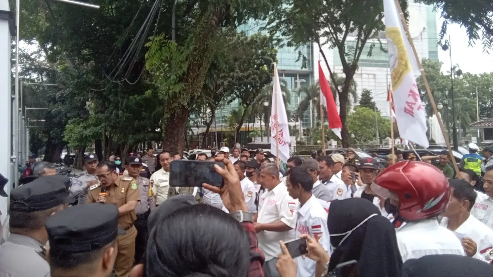 Unjuk Rasa Desak Bongkar Perumahan Yuu At Contempo